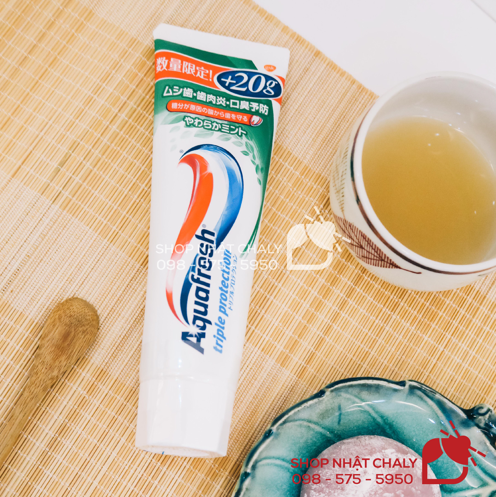 Tuýp kem đánh răng Aquafresh Nhật 160g được tặng thêm 20g màu xanh lá hương bạc hà nhẹ, phù hợp phụ nữ và trẻ em