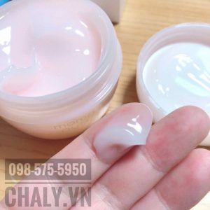 Hũ kem dưỡng da của Nhật Bản Momopuri gel cream chứa thành phần độc đáo từ lá đào và chanh bergamot giúp se khít lỗ chân lông hiệu quả