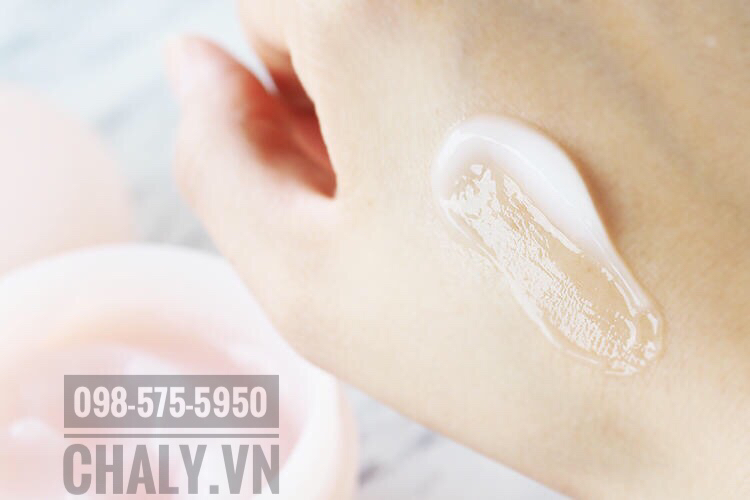 Hũ kem dưỡng da của Nhật Bản Momopuri gel cream chứa thành phần độc đáo từ lá đào và chanh bergamot giúp se khít lỗ chân lông hiệu quả