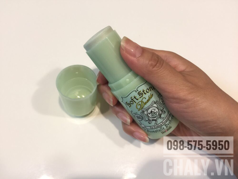 Khi sử dụng thì xoay thanh lăn khử mùi ngăn tiết mồ hôi soft stone color control trồi lên khoảng 0.5-1cm để thoa