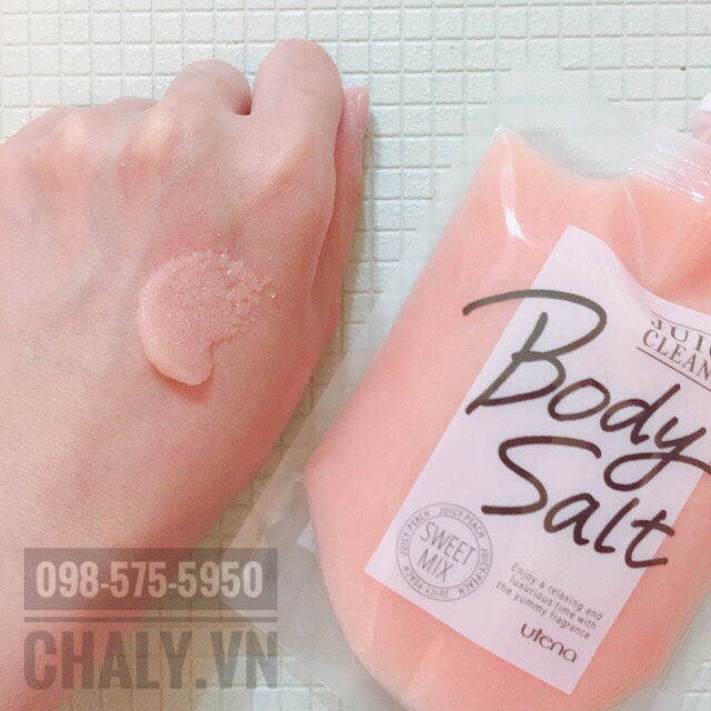 Muối tắm tẩy tế bào chết Utena Body Salt có chất muối mịn, nhẹ nhàng massage detox làn da nhưng hoàn toàn không khiến da tổn thương, rất hiệu quả và lành tính