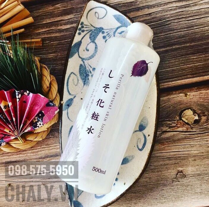 Là chai nước hoa hồng của Nhật Bản size lớn 500ml nhưng giá mềm, nước hoa hồng tía tô được yêu thích để đắp lotion mask dưỡng da hàng ngày