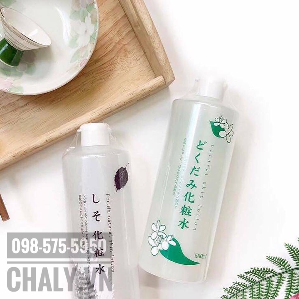 Toner Nhật Bản từ lá tía tô (trái) và nước hoa hồng Nhật Bản diếp cá dokudami đều của công ty Chinoshio, rất phù hợp để dưỡng da nhờn mụn