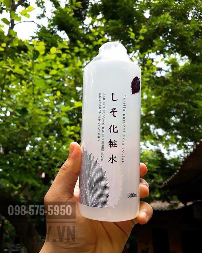 Tác dụng nước hoa hồng tía tô của Nhật đối với da dầu mụn được review cao, do đó sản phẩm bán chạy tại Nhật