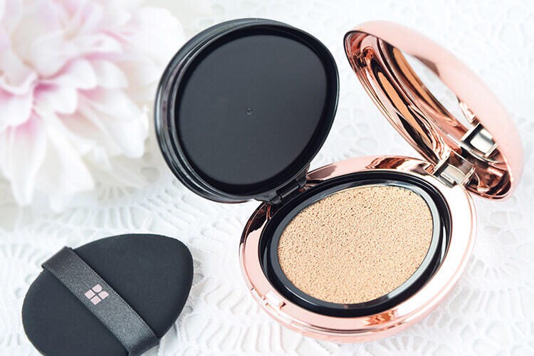 Phấn nước ion de cushion giá bao nhiêu? Khoảng 3 nghìn yên cho một hộp phấn nước chống nắng là cái giá hơi cao xíu, nhưng chất lượng tuyệt vời