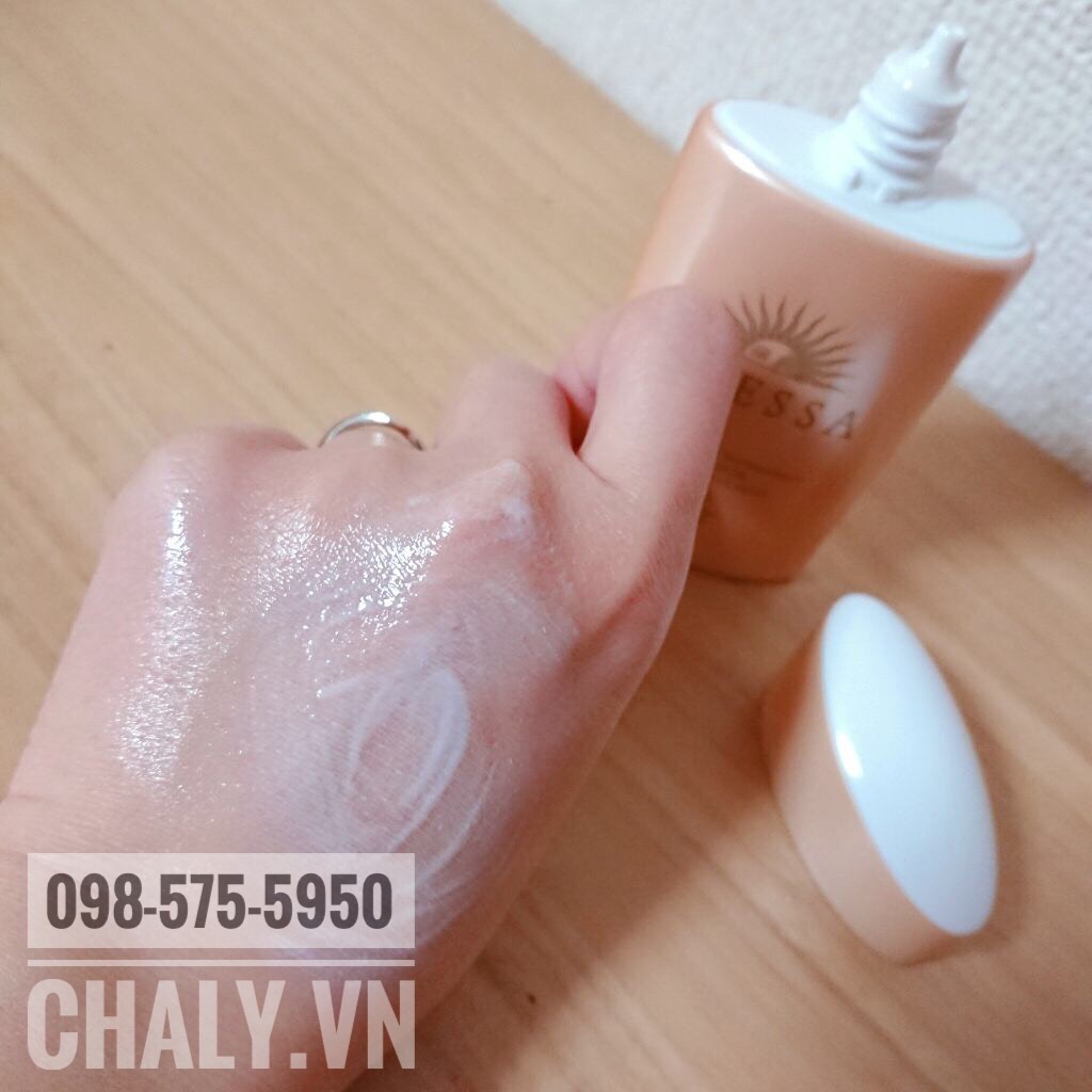 Texture của Anessa Milk dạng lỏng, nhẹ, thẩm thấu nhanh vào da
