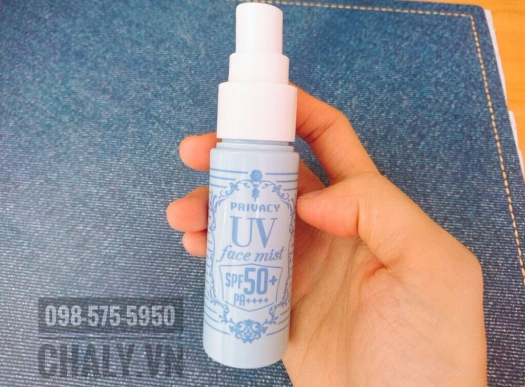 Privacy UV face mist spf50 là chai kem chống nắng dạng xịt của nhật mình yêu thích. Đầu xịt nhỏ, tia xịt mịn, cầm rất vừa tay