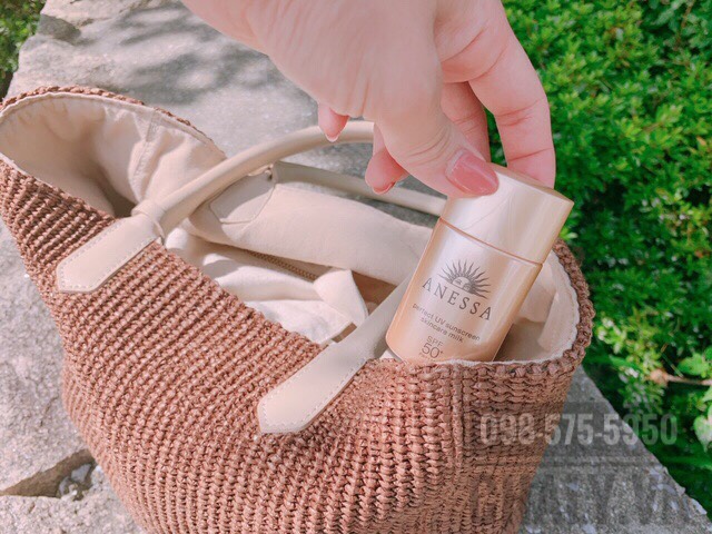 Chai sữa chống nắng shiseido anessa perfect uv sunscreen skincare milk có giá hơi cao một xíu, nhưng đáng đồng tiền bát gạo, đặc biệt với bạn gái cần sản phẩm chống nắng bền vững, bảo vệ da tối ưu