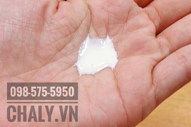 Cận cảnh texture của kem chống nắng Kose dành cho da dầu dạng sữa lỏng. Thẩm thấu rất nhanh, không nhờn dính, kiềm dầu tốt