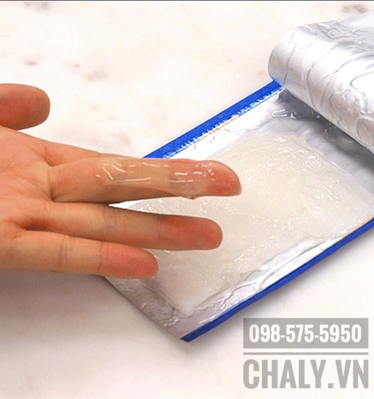 Cận cảnh texture dạng jelly siêu mượt của mặt nạ làm sáng da se khít lỗ chân lông Hada Labo sheet mask mới. Dưỡng ẩm tốt nhưng thẩm thấu nhanh, không bí rích