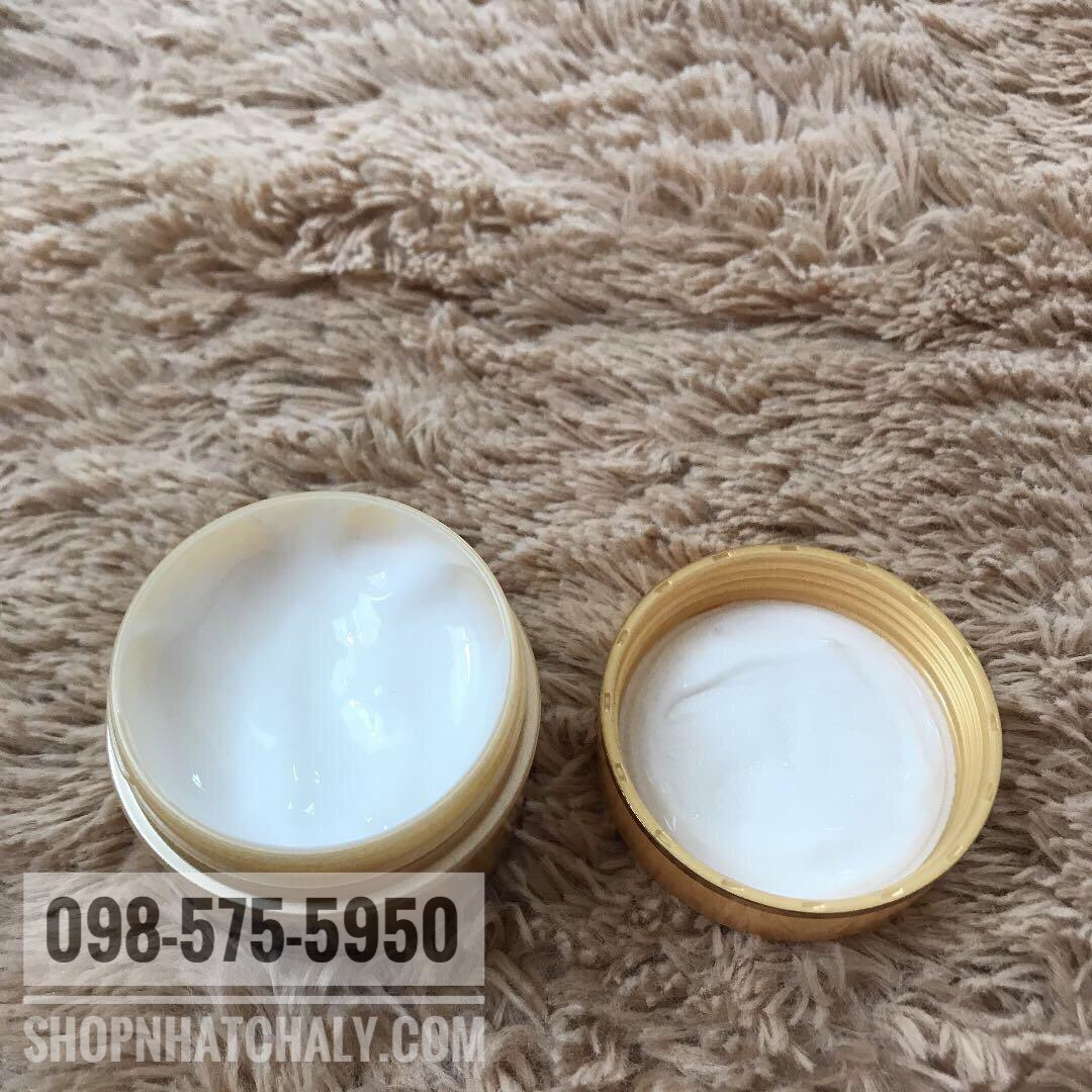 Chất kem của hũ Hada Labo koi premium cream đa năng rất sánh mịn như pudding, giữ ẩm tốt