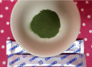 Cho ra ly, pha nước lọc không cần nước nóng, tất cả chỉ mất khoảng 1 phút để có 1 cốc bột rau xanh chuẩn Nhật Aojiru Orihiro bổ dưỡng rồi