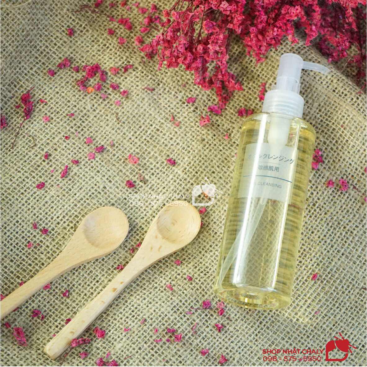 Mỗi chai dầu tẩy trang Muji cleansing oil sensitive dùng được khoảng 2-3 tháng, giá thành sinh viên hơn hẳn so với tẩy trang DHC nên rất được yêu thích, có thể coi là bản dupe hoàn hảo