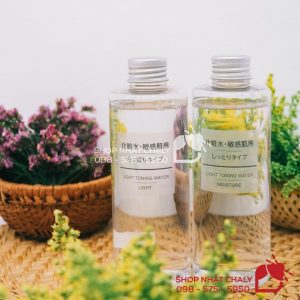 Muji toner của Nhật có 2 loại là nước hoa hồng Muji cho da dầu và nước hoa hồng Muji cho da khô đều được review cực cao, an toàn tuyệt đối