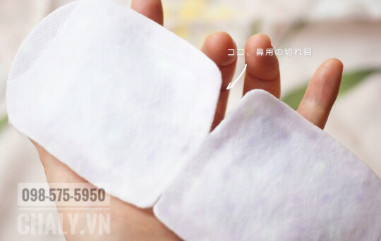 Miếng mặt nạ mắt Kao khi lấy ra sẽ có hình dạng như thế này, với chỗ lõm ở giữa là để căn vào vùng mũi. Chất liệu mềm mịn, mỏng nhẹ cực kỳ dễ chịu