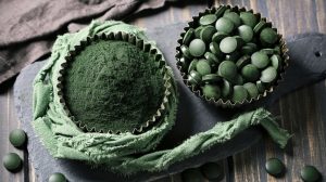 Không chỉ để uống, nhiều nàng còn nghiền tảo xoắn spirulina thành bột để đắp mask