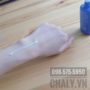 Chất sữa white color đục lẫn lộn bột powder chăm sóc domain authority, thấm vào thời gian nhanh và gom lưu giữ mặt phẳng domain authority thô thông thoáng của kcn Shiseido Senka mineral water gel UV