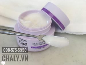 Nếu bạn đang có một làn da yếu, mẫn cảm và cần chống lão hoá thì chắc chắn không nên bỏ qua dòng Curel tím Anti Aging này