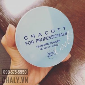 Phấn chống nắng Chacott có thành phần dưỡng da cực kì dồi dào gồm tinh chất hoa cúc, shea butter, rosemarry, nha đam … do đó không làm khô da khi dùng