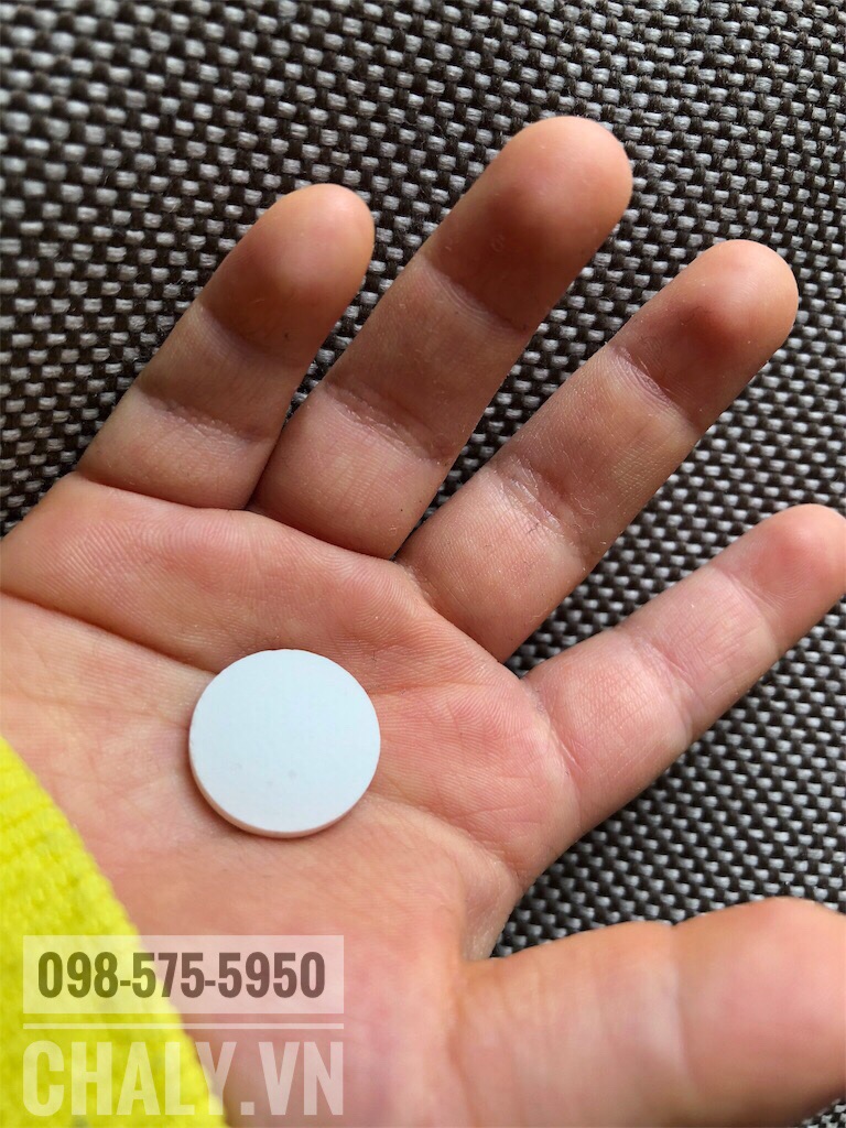 Mình chỉ cho con bé nhà mình ăn 1 viên kẹo canxi trẻ em mỗi ngày thôi vì nó còn nhỏ mới 3 tuổi. Nó thích lắm