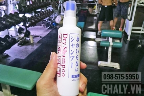 Mình thường xuyên gội đầu bằng dầu gội khô Shiseido sau khi gym xong