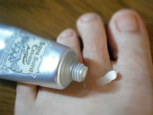 Kem trị hôi chân Deonatulle Sara Sara Cream mặc dù có khả năng khử mùi tốt nhưng cách dùng bất tiện là nhược điểm khiến sản phẩm này không được chuộng tại nội địa