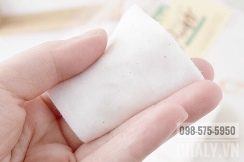 Miếng bông tẩy trang Nhật của Cotton Labo này không chỉ làm tốt nhiệm vụ tẩy trang mà còn dùng để đắp lotion mask cực tốt nhờ khả năng tách lớp mỏng tuyệt vời