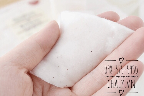 Miếng bông tẩy trang của Muji mềm mịn, màu hơi ngả vàng tự nhiên do không sử dụng thuốc tẩy trắng