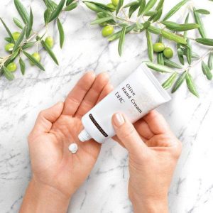 Kem dưỡng da tay của DHC Nhật lành tính, sử dụng an toàn cho bà bầu, mẹ cho con bú. Thẩm thấu nhanh