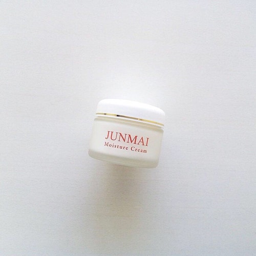 Hũ kem dưỡng Bijin Nuka Junmai moisture cream chứa chiết xuất mầm gạo, collagen, ceramide mang lại nhiều tác dụng tốt cho da chị em, từ chống lão hoá tới dưỡng trắng, giảm kích ứng