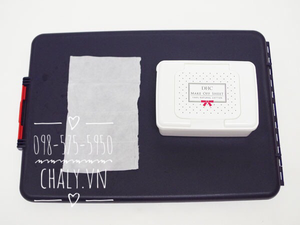 Khăn giấy tẩy trang DHC có kích cỡ vừa phải để dùng 1 lần, chất liệu cotton Nhật 100% mềm và lành tính