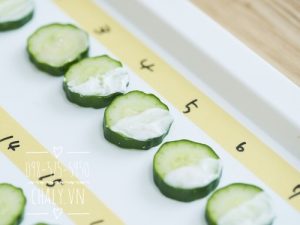 Sau khi để qua đêm 8 tiếng, trong khi 1 nửa miếng dưa có thoa kem Muji moisturising cream vẫn giữ được độ tươi tắn thì nửa kia có biểu hiện khô nhăn do thiếu ẩm. Thí nghiệm chứng minh hiệu quả khoá ẩm của kem Muji