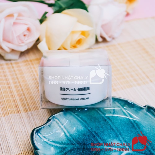 Kem dưỡng da Muji moisturizing cream Nhật 50g nắp nhựa là dòng kem dưỡng ẩm dành riêng cho da nhạy cảm, đảm bảo các tiêu chí không cồn, không paraben, không hương liệu, siêu lành tính