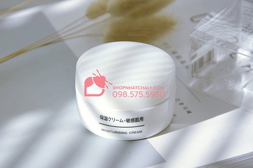 Lành tính, thấm nhanh không bết dính và cấp ẩm tốt là những ưu điểm của kem dưỡng da Muji
