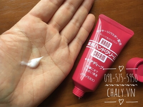 Ban đầu thấy lợn cợn màu vàng cũng hơi lạ nhưng sau mới biết các hạt massage này dịu nhẹ lắm và chỉ có ở sản phẩm kem tay Nhật của shiseido thôi