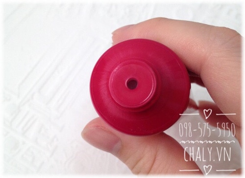 Tuýp kem tay Shiseido của Nhật dạng ống có thể bóp kem dễ dàng nhờ chất liệu nhựa mềm