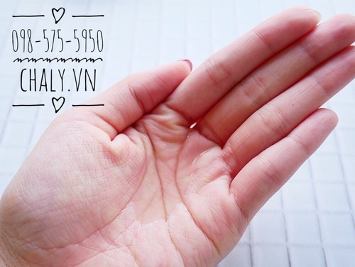 Kết cấu của nước hoa hồng vitamin C Rohto Nhật lỏng, mới thoa trên da hơi dính nhẹ nhưng khi thẩm thấu hết sẽ không còn bết rít