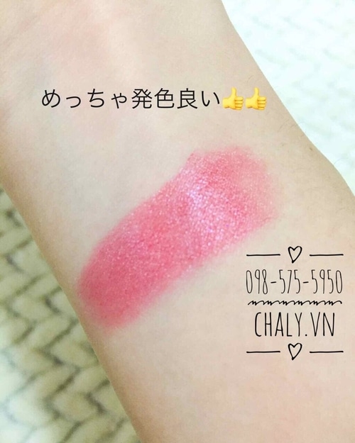 Nhìn bên ngoài thỏi son dưỡng môi Rohto rose pink trông màu nhợt nhạt, nhưng khi thoa lên môi phát màu rất đẹp, tone hồng đào sexy quyến rũ