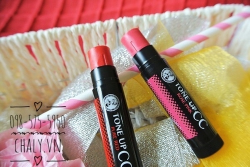 Dòng son dưỡng màu Rohto Tone Up CC gồm 2 màu Pure Red và Rose Pink, trong đó màu hồng đào Pure Red đặc biệt được yêu thích