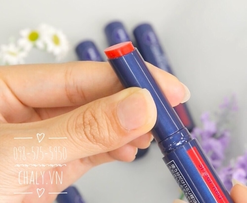 Văn thỏi son môi có màu Nivea Nhật lên khoảng 1cm rồi thoa lên môi thành nhiều lớp
