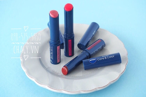 Xứng đáng là thỏi son dưỡng môi số 1 Cosme Nhật, son Nivea rich care & color không chỉ dưỡng ẩm tốt, trị khô nẻ môi mà còn chống nắng và phủ lên môi sắc son tươi tắn, căng mọng quyến rũ