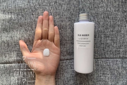 Sữa dưỡng Muji cần phải thoa vừa đủ lượng da cần thì làn da mới mướt mát được nên vừa dùng phải vừa cảm nhận và điều chỉnh