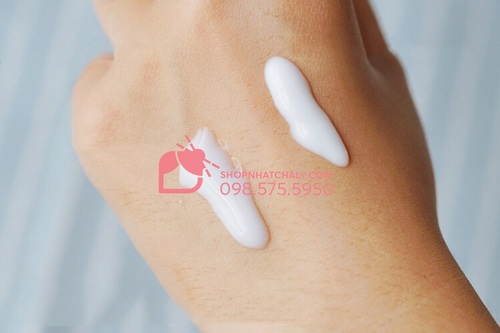 Ưu điểm của sữa dưỡng Muji so với kem dưỡng là texture lỏng, thẩm thấu nhanh hơn và không gây mụn