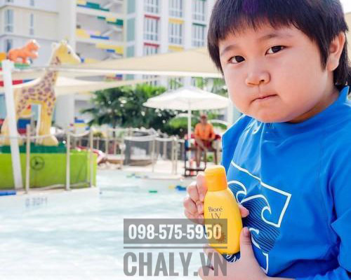 Kem chống nắng Biore UV Kids Milk có độ chống nắng khá cao, không thực sự phù hợp để dùng hàng ngày. Chỉ nên dùng vào những dịp đi chơi, vận động ngoài trời