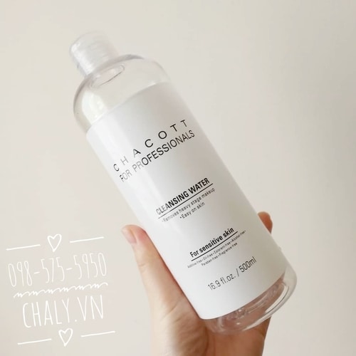 Nước tẩy trang Chacott for professional cleansing water là tẩy trang dạng nước siêu hot ở Nhật, được review cao về khả năng tẩy trang tốt cùng bảng thành phần dịu nhẹ, lành tính vô đối