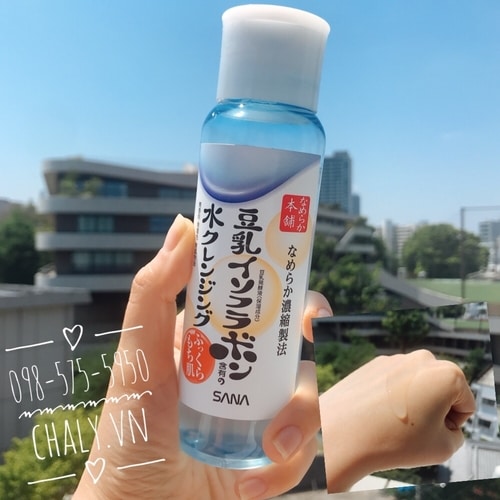 Nước tẩy trang Sana Nameraka cleansing water là tẩy trang thần thánh số 1 Cosme Nhật, có thành phần chính là tinh chất mầm đậu nành, không chỉ làm sạch sâu make up mà còn làm mềm và sáng da cực kỳ hiệu quả