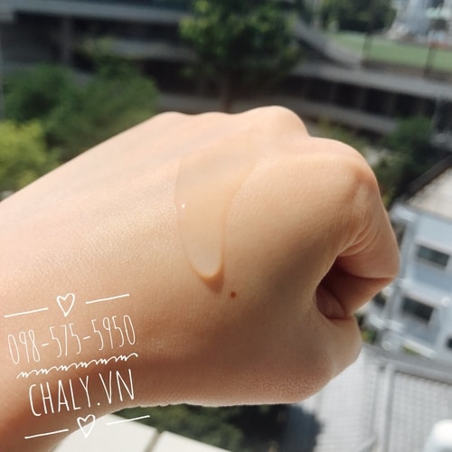 Texture nước tẩy trang Nhật Bản Sana có độ sếnh chứ không lỏng như nước nên khả năng "hút" make up siêu đỉnh