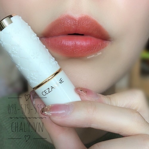 Với thành phần dưỡng đẹp môi, chống lão hoá da môi cực đỉnh, Cezanne lasting lip color N phủ lên môi lớp son bóng mượt, mịn màng, không chỉ lên màu đẹp mà còn giúp môi bóng mượt, đầy đặn