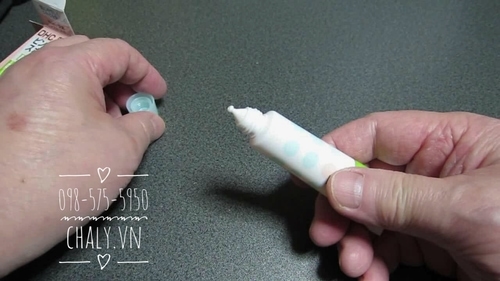 Thiết kế đầu tuýp thắt nhỏ giúp DHC pimple spot Nhật dễ dàng điều chỉnh lượng serum trị mụn khi sử dụng