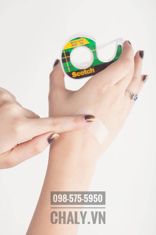 Cắt một đoạn băng dính dài khoảng 5 cm, dán lên tay và bóc ra nhằm làm giảm phần keo, tránh khiến vùng da nhạy cảm quanh mắt bị ảnh hưởng khi dính băng.